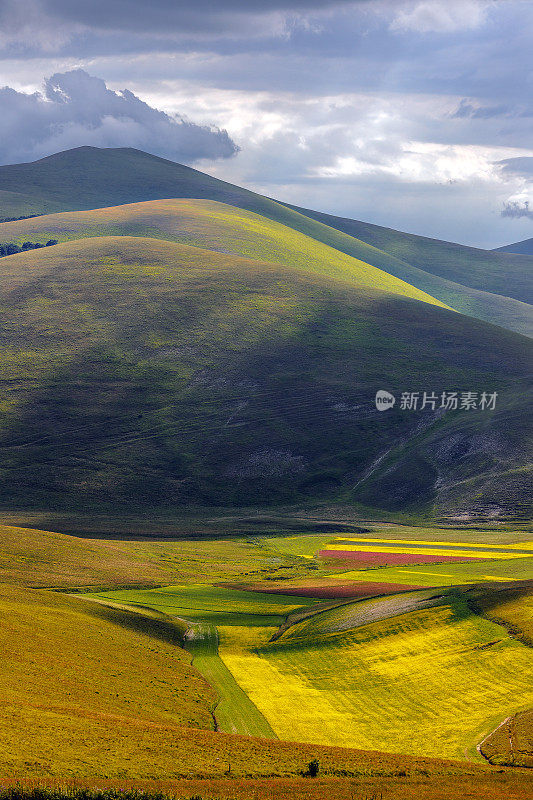 Piano Grande di Castelluccio(意大利)，绿色山丘上的村庄